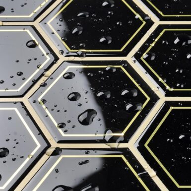 Livelynine Tegelstickers Badkamer Zwart Goud Zelfklevende Tegels Keukenmuur Zeshoek 3D Waterdichte Muurtegels Om Te Plakken 30.5x30.5CM, 4 Stuks